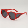 Chique rode oversized zonnebril in punkstijl met vleugelvormig montuur en donkere glazen - Rood Frame Grijze Lenzen