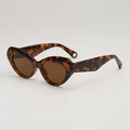Chic tortoiseshell cat eye sunglasses with brown lenses in a trendy vintage style - Leopard Frame / Tea Lens