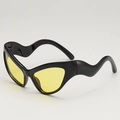 Occhiali da sole cat eye con montatura nera ondulata e lenti gialle per uno stile streetwear - Montatura Nera Lenti Gialle