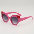 Occhiali da sole cat eye rosa acceso con dettagli rossi e lenti grigie sfumate - Montatura Rosa Rosso Lenti Sfumate Grigie