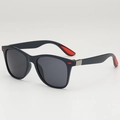 Lunettes de soleil carrées noires avec touches rouges et détails en métal argenté - Monture Bleu Marine Verre Gris