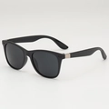 Lunettes de soleil carrées noir mat classiques avec rivets argentés et verres gris - Monture Noire Verre Gris Rivets Noirs