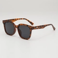 Modische quadratische Sonnenbrille mit Leopardenmuster und dunkelgrauen Gläsern - Leopard Rahmen Graue Gläser