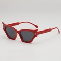 Occhiali da sole cat-eye rossi alla moda con lenti scure e dettagli in metallo oro - Montatura Rossa Lenti Grigie