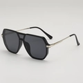 Lunettes de soleil géométriques noires surdimensionnées avec fines branches dorées - Monture Noire Verres Gris