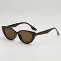 Retro cat-eye sunglasses for women with thick black resin frames and brown lenses - D17 Z-1 / Black Frame Tea Lens