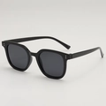 Klassische quadratische schwarze Sonnenbrille mit Silbernieten und dunklen Gläsern - UV400 Schutz / Schwarzer Rahmen Graue Gläser