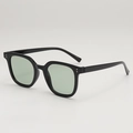 Retro quadratische schwarze Sonnenbrille mit hellgrünen Gläsern und Silbernieten - UV400 Schutz / Schwarzer Rahmen Grüne Gläser