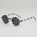 Lunettes de soleil ovales rétro avec monture grise transparente et verres noirs foncés - Monture grise translucide Verres gris