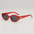 Occhiali da sole cat-eye rossi trasparenti con lenti scure e dettagli in metallo argento - Montatura Rossa Lenti Grigie