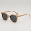 Quadratische matt-beige Kinder-Sonnenbrille mit dunkelgrauen Gläsern und Nieten - Kaffeebrauner Rahmen Graue Gläser