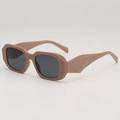 Retro geometrische Sonnenbrille in Nude-Braun mit breiten Bügeln und grauen Gläsern - D05Z-3 / Kaffeebrauner Rahmen Graue Gläser
