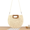 Beige halbrunde Strohhandtasche mit dunklen Holzgriffen und schmalem Schultergurt - Beige