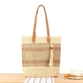 Beige-braune Strohtasche mit Ledergriffen und dekorativen Quasten aus Holzperlen für Damen - Beige