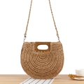 Halbrunde Strohtasche mit quadratischen Holzgriffen und gewebtem Gurt in Khaki-Farbe - Camel