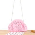 Schicke rosa gewebte Wolkentasche mit goldener Kette für Strandurlaub und Freizeitmode - Rosa (Umhängeriemen)