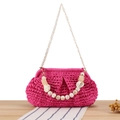 Handgewebte rosarote Umhängetasche mit Marmorperle und goldener Metallkette - Crossbody Und Handheld / Rosarot
