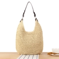 Beige gewebte Stroh-Tote-Bag mit dunkelbraunen Lederriemen auf einer Holzfläche - Beige