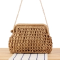 Khaki geflochtene Stroh-Clutch mit goldener Kette für den Sommerurlaub - Camel