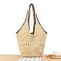 Beige geflochtene Tragetasche mit schwarzen Griffen auf einem minimalistischen Tisch - Reißverschluss-Stil / Beige