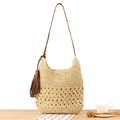 Handgefertigte beige gewebte Umhängetasche mit braunem Lederband und Quaste auf Holztisch - Beige