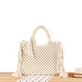 Handgefertigte cremefarbene Makramee-Tasche mit Holzperlengriffen und Boho-Quasten - Beige