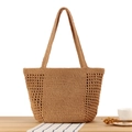 Handgewebte khakifarbene Strohtasche mit Lochmuster und langen Schultergurten - Camel