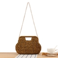 Bruine geweven crossbodytas met ketting op houten tafel voor casual zomerstijl - Geelbruin