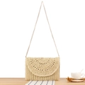 Beige Häkeltasche mit goldener Kette für einen lässigen Urlaubslook - Beige