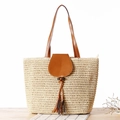 Borsa tote in paglia beige con frange in pelle marrone e chiusura a bottone in legno - Beige