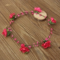 Corona de flores bohemia con capullos rosas y flores de tela roja en ratán marrón - Rojo
