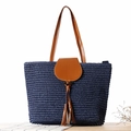 Borsa a spalla in paglia di carta intrecciata blu scuro con manico in pelle marrone e nappa - Blu scuro