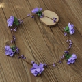 Diadema bohemia con flores púrpuras, hojas verdes y bayas sobre base de estilo rural - Morado