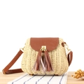 Beige gewebte Papierstroh-Umhängetasche mit braunem Lederriemen und Doppelquasten - Beige