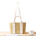 Minimalistische Strandtasche aus Stroh mit cremeweißen Canvas-Griffen und Trageriemen - Weiße Schärpe