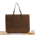 Borsa tote in corda di carta marrone con manici in pelle su tavolo di legno - Marrone Scuro