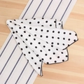 Foulard en soie à pois noirs sur blanc pour accessoire de sac à main élégant - Blanc à pois noirs