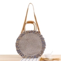 Borsa rotonda minimalista in corda di carta con nappe blu e tracolla in pelle - Blu