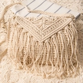 Borsa a tracolla in macramè bianco crema con lunghe frange per le vacanze estive - Bianco