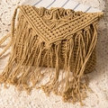 Borsa a tracolla boho in macramè color cammello con lunghe nappe e motivo a V intrecciato - Cammello