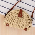 Halbmondförmige Strohtasche zum Umhängen mit brauner Lederklappe und Druckknopf - Beige