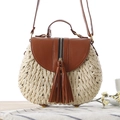 Borsa a tracolla bohémien in rafia intrecciata bianca con patta in pelle marrone e nappine - Beige