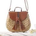 Borsa a tracolla in carta intrecciata con patta in pelle marrone e nappine lunghe - Cammello