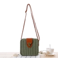 Borsa a tracolla quadrata in erba intrecciata verde erba con cinturino in pelle marrone e fibbia - Verde Militare