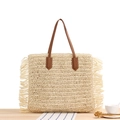 Beigefarbene Schultertasche aus Papierstroh mit Fransen und braunen Ledergriffen - Beige