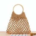 Handgefertigte khakifarbene Häkeltasche mit Netzmuster und Griffen aus echtem Holz - Camel