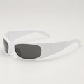 Y2K-Stil Sonnenbrille mit weißem Rahmen und dunkelgrauen Gläsern in 45-Grad-Ansicht - Weißer Rahmen Graue Gläser