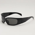 Y2K Style schwarze Wrap-Around Sonnenbrille mit breitem Rahmen und dunklen Gläsern - Schwarzer Rahmen Graue Gläser