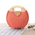 Runde gewebte Strohhandtasche in Orange mit Holzgriffen und brauner Lederklappe im Boho-Stil - Rot