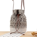 Schicke beige gewebte Beuteltasche mit braunem Lederzugband und langem Schultergurt - Grau